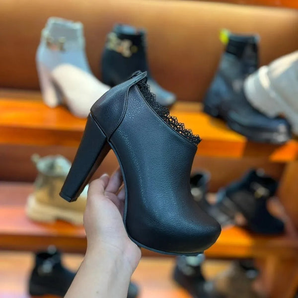 Botin Negro Detalles en Encaje