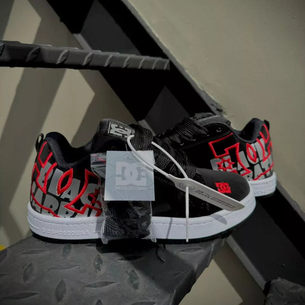 Zapatilla DC Negro y Roja Estampada