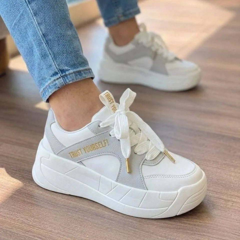 Zapatilla Blanca y Gris Trust