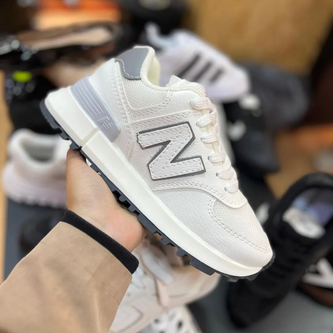 Zapatilla New Balance Crema y Gris