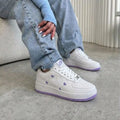 Zapatilla Nike Blanco y Morada Corazon