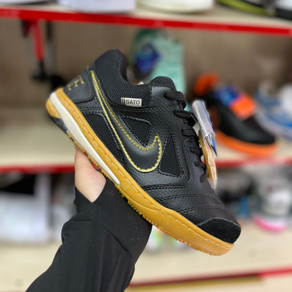 Zapatilla Futsal Nike Gato Negro y Dorado