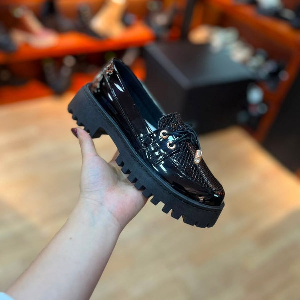 Mocasin Negro Charol con Tacon Corto