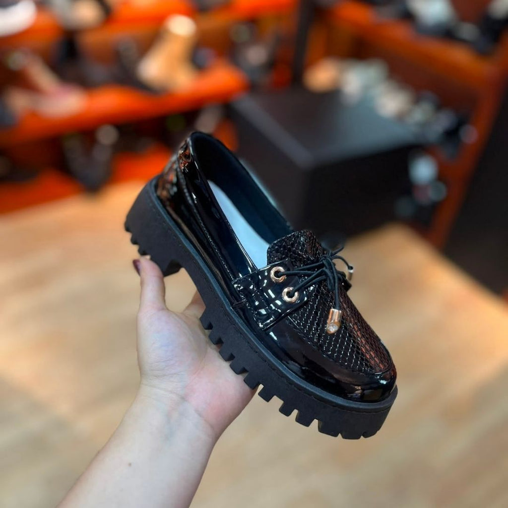 Mocasin Negro Charol con Tacon Corto