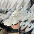 Zapatilla New Balance Crema y Blanco
