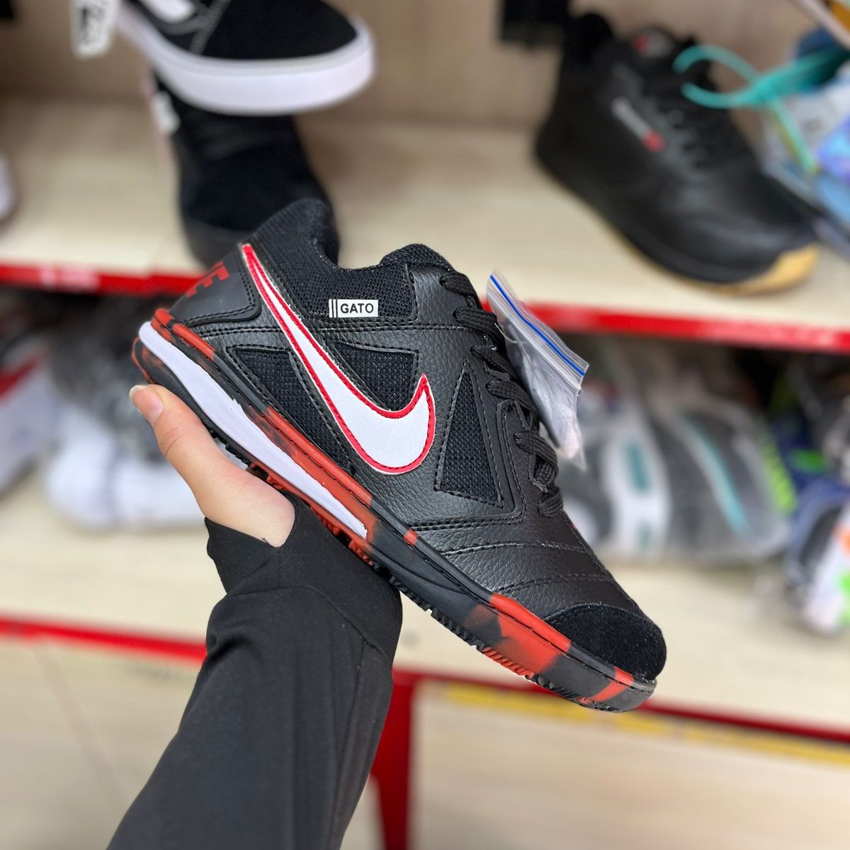 Zapatilla Unisex Futsal Nike Gato Negro y Rojo