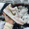 Zapatilla Nike SB 94 Blanco Rosa y Dorado