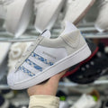 Zapatilla Adidas Samba Gris y Azul Grabado