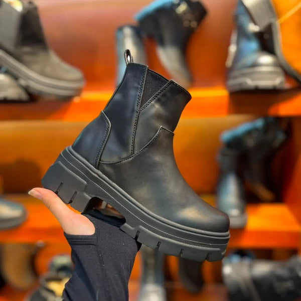 Botin Negro Suela Negra Liso