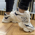 Zapatilla New Balance Beige y Negro