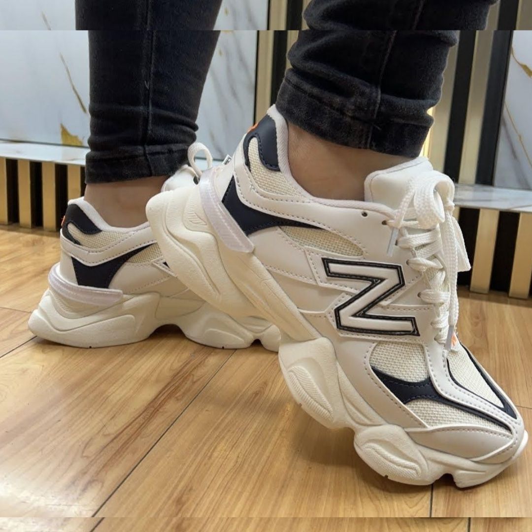Zapatilla New Balance Beige y Negro