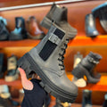Botin Gris y Negro Hebilla y Cordones
