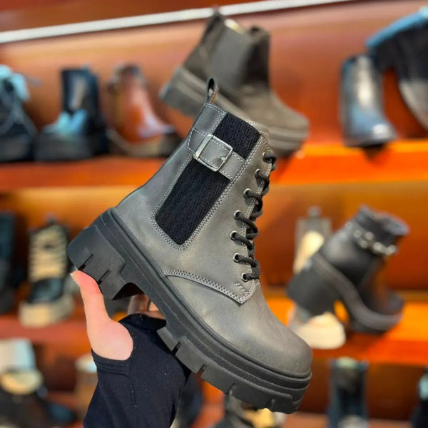 Botin Gris y Negro Hebilla y Cordones
