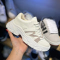 Zapatilla Blanca Detalles Gris