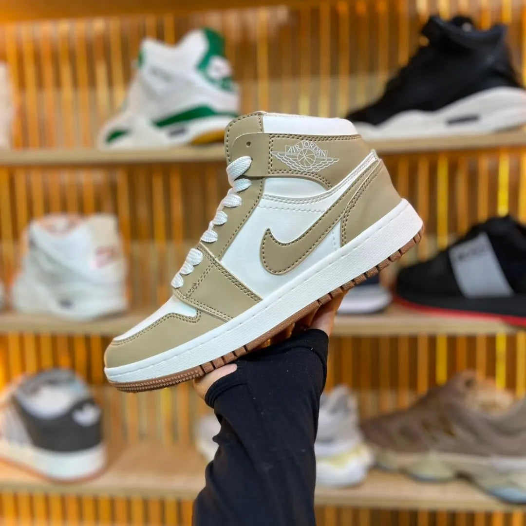 Zapatilla Nike Bota Blanco y Cafe