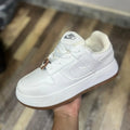 Zapatilla Nike Plana Blanco y Cafe Osito