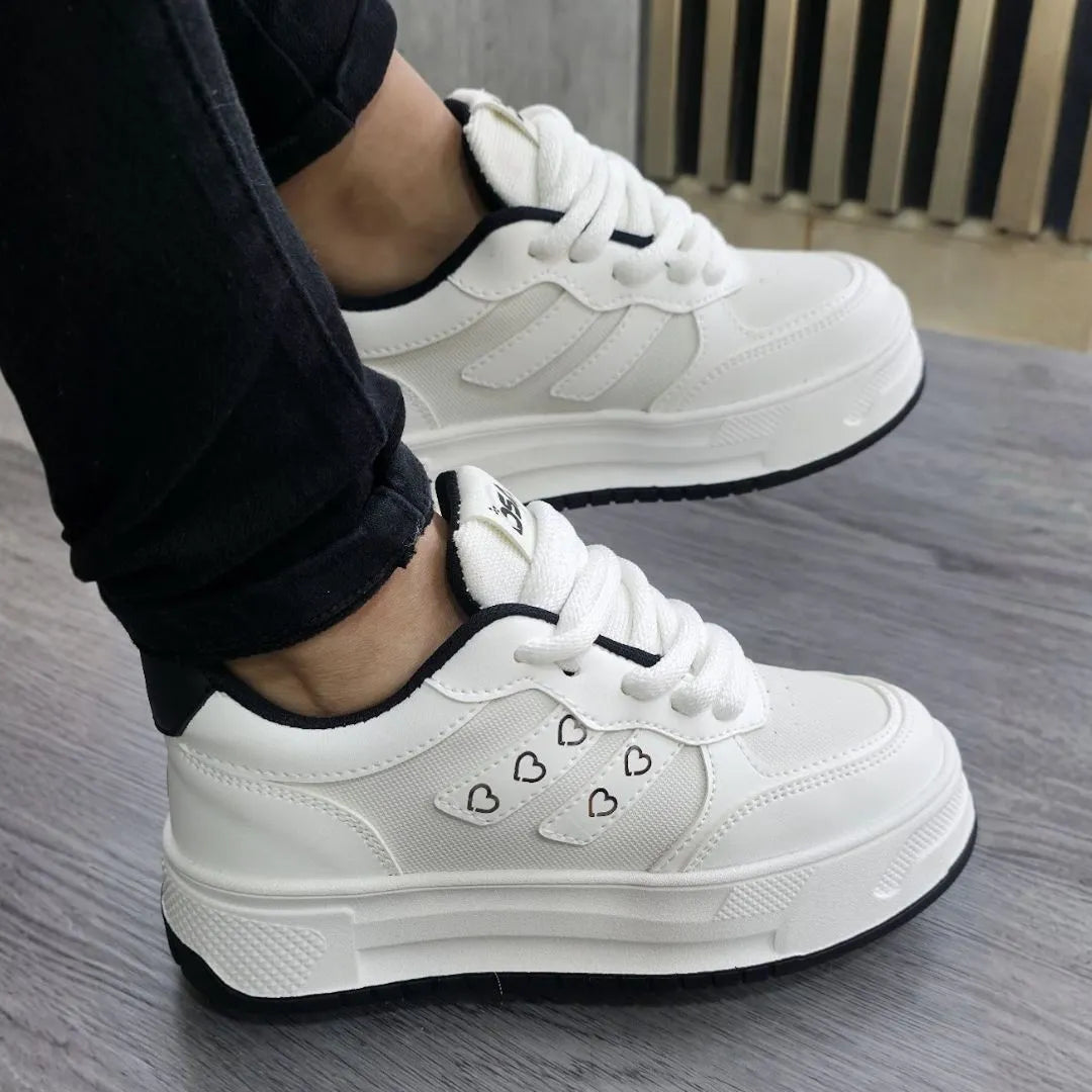 Zapatilla Blanca y Negra Corazon