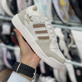 Zapatilla Adidas Forum Blanco y Cafe