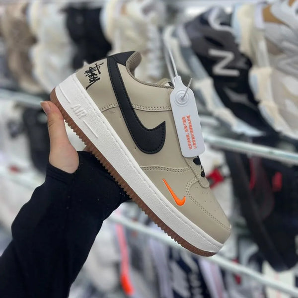 Zapatilla Nike Air Force One X Stussy Latte
