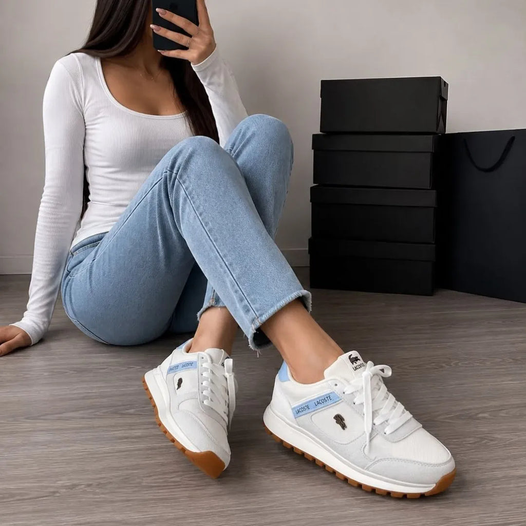Zapatilla Lacoste Dama con Azul Cielo